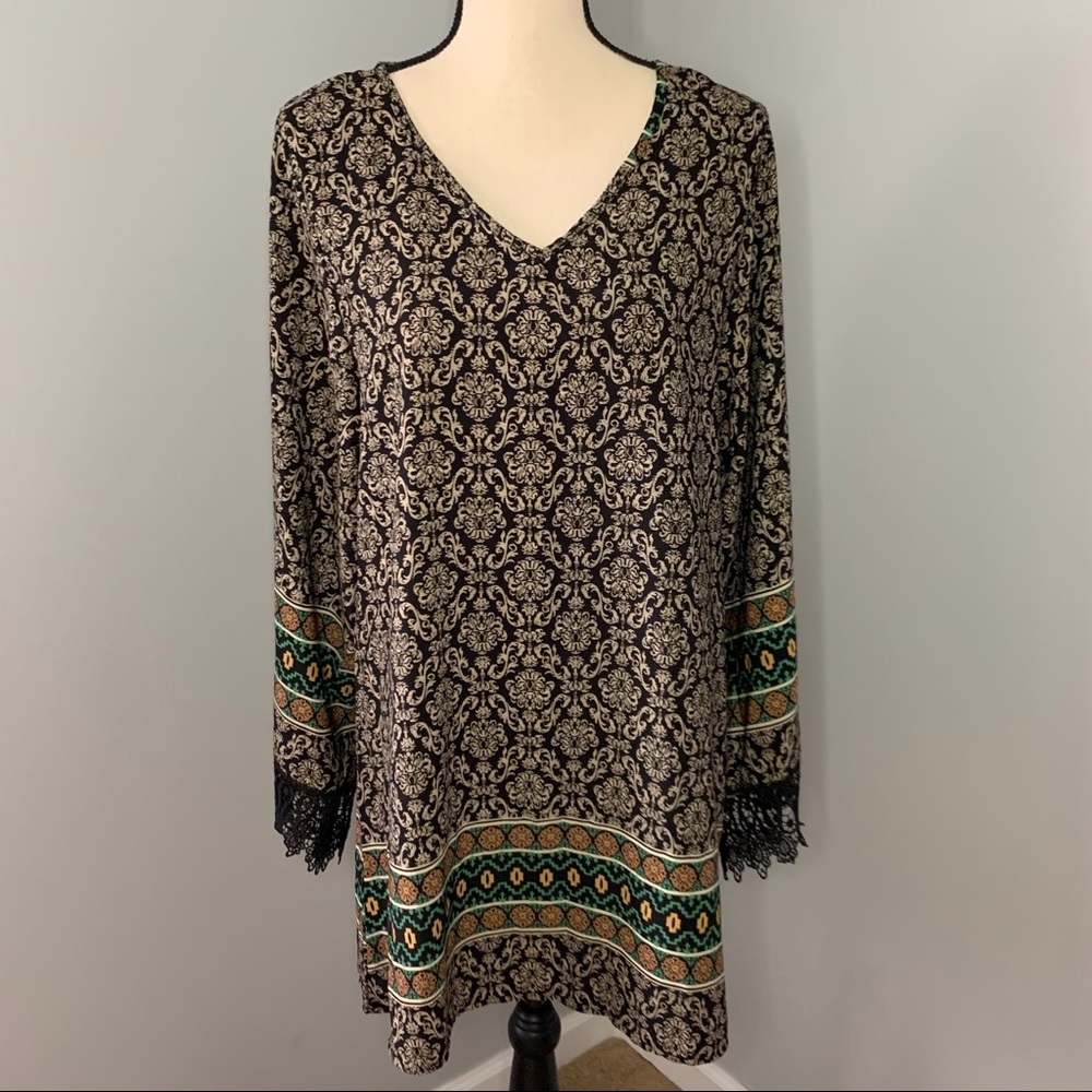 VOLL | V-neck Shirt With Lace Cuffs on Sleeves